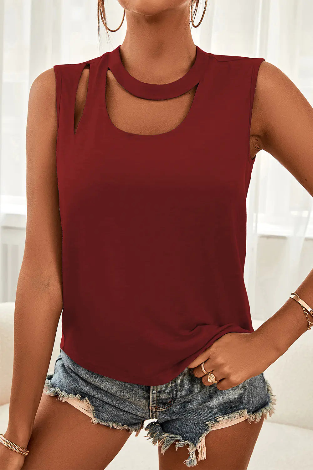 Women's Sleeveless Round Neck Top