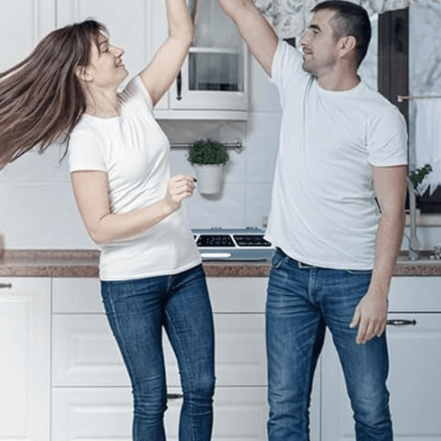 Emerson Under Cabinet FM Radio w Bluetooth, Station Memory and Clock with Timer