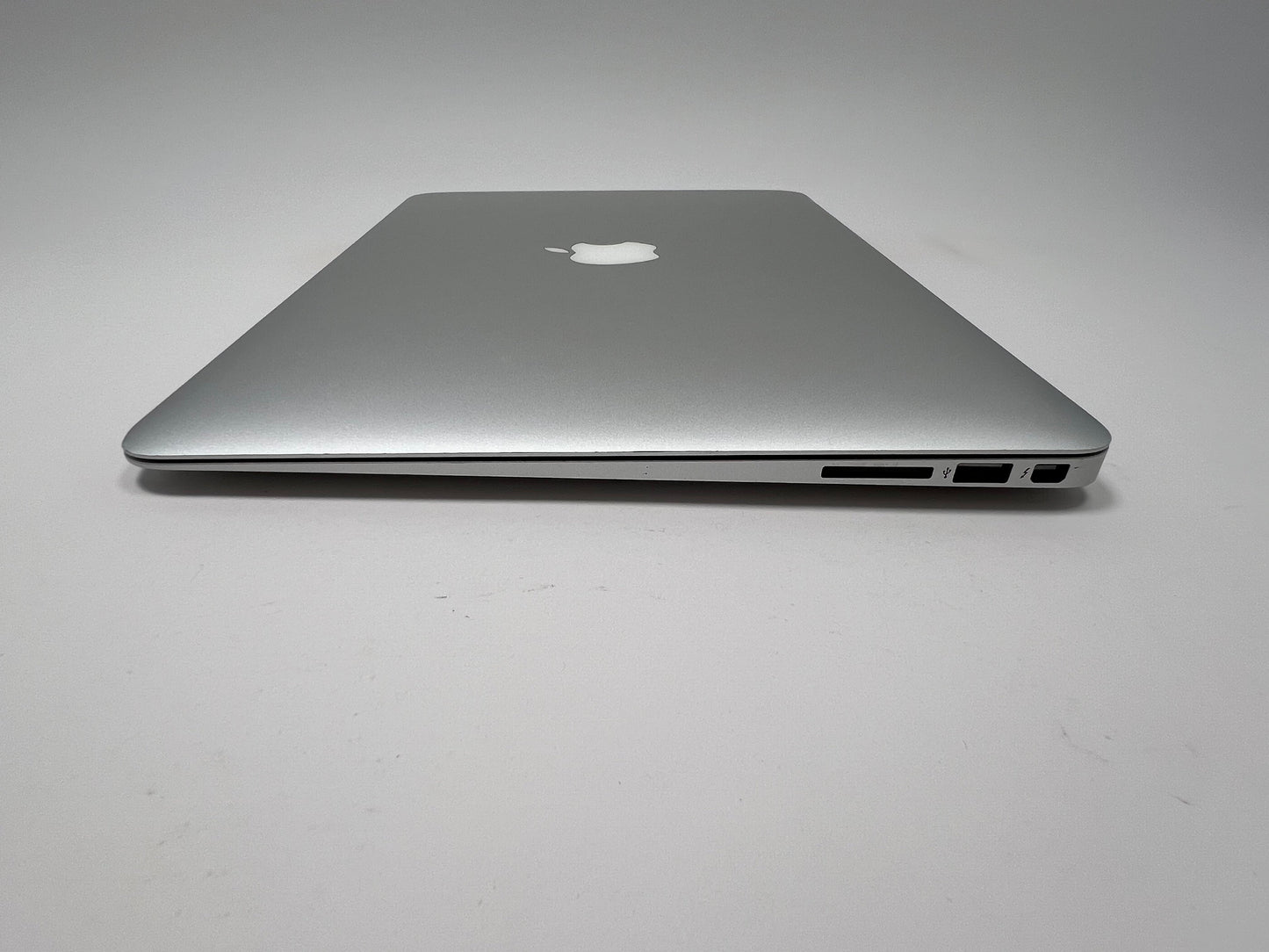 MacBook Air (2015) 13-inch – Intel Core i5 1.6GHz – 4GB RAM 128 SSD – 101 Battery Cycles