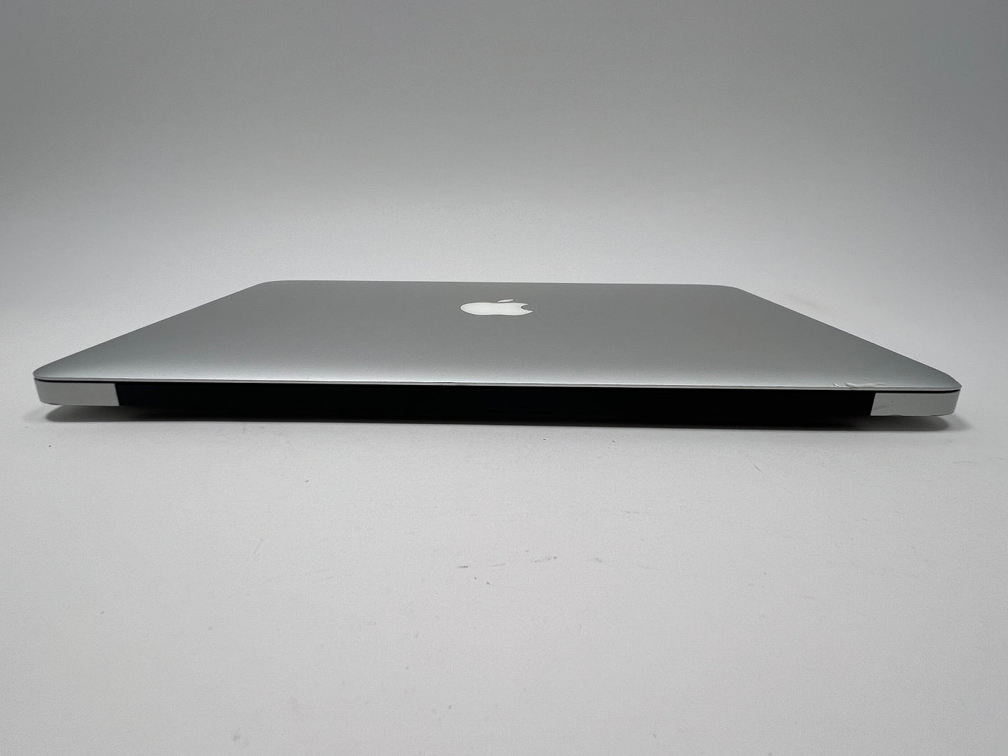 MacBook Air (2015) 13-inch – Intel Core i5 1.6GHz – 4GB RAM 128 SSD – 101 Battery Cycles