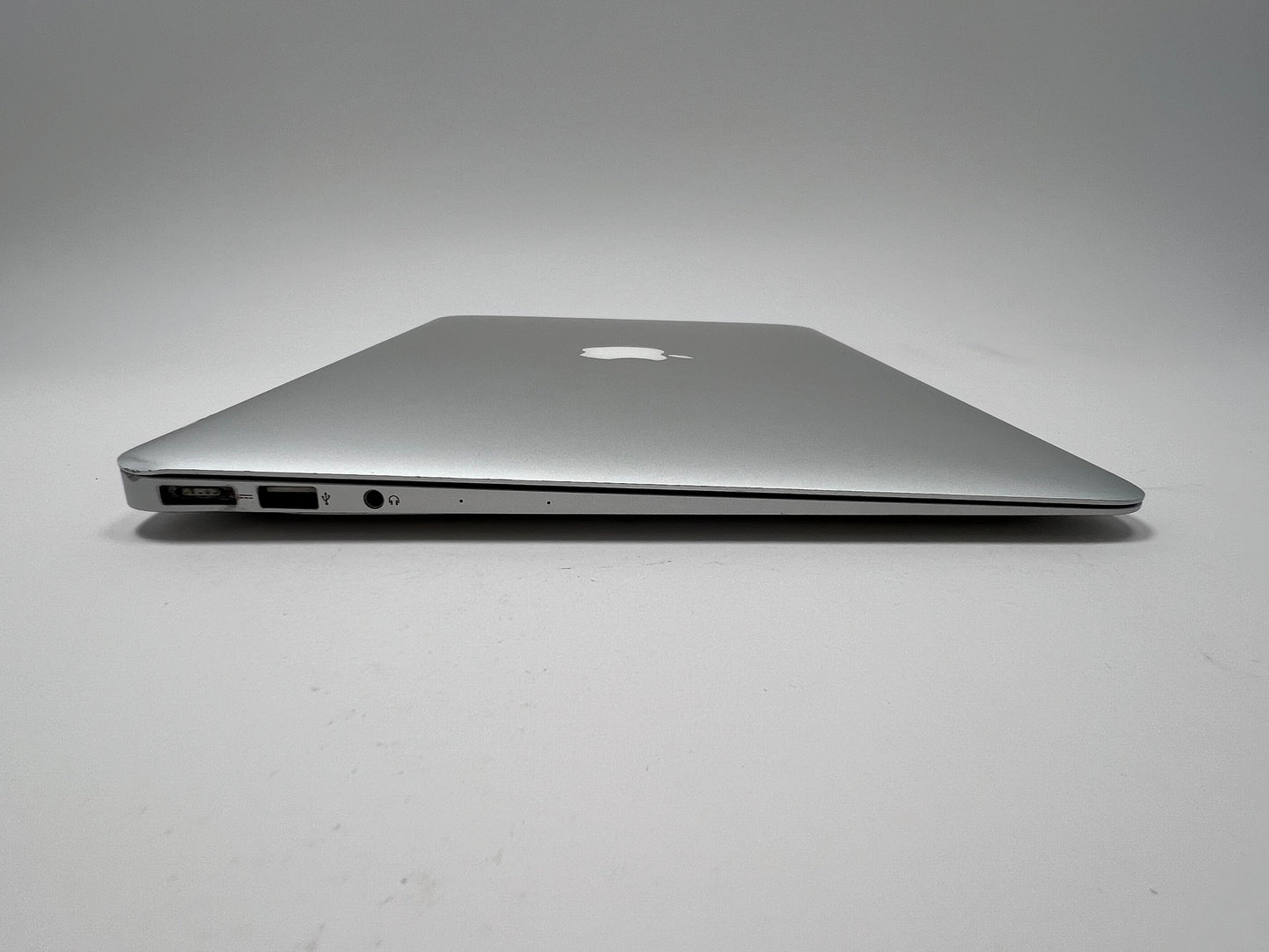 MacBook Air (2015) 13-inch – Intel Core i5 1.6GHz – 4GB RAM 128 SSD – 101 Battery Cycles