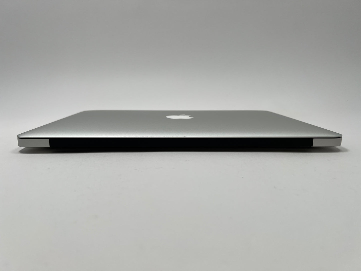 MacBook Air (2015) 13-inch – Intel Core i7 2.2GHz – 8GB RAM 512GB SSD • 60 Battery Cycles