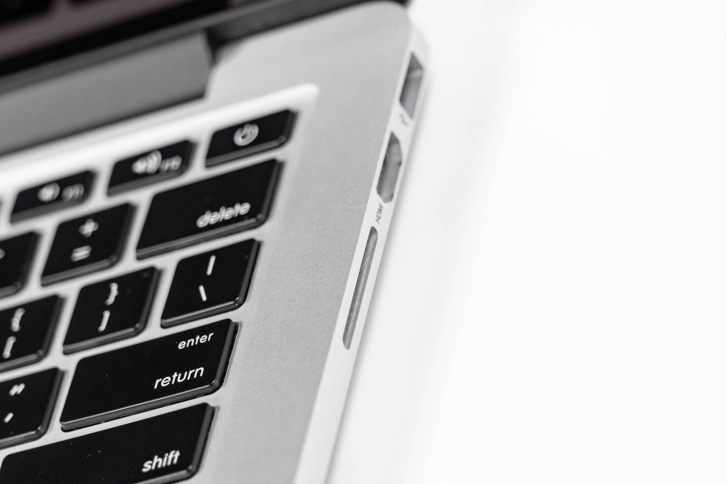 MacBook Pro (2015) 13-inch – Intel Core i5 2.7GHz – Iris Graphics 6100