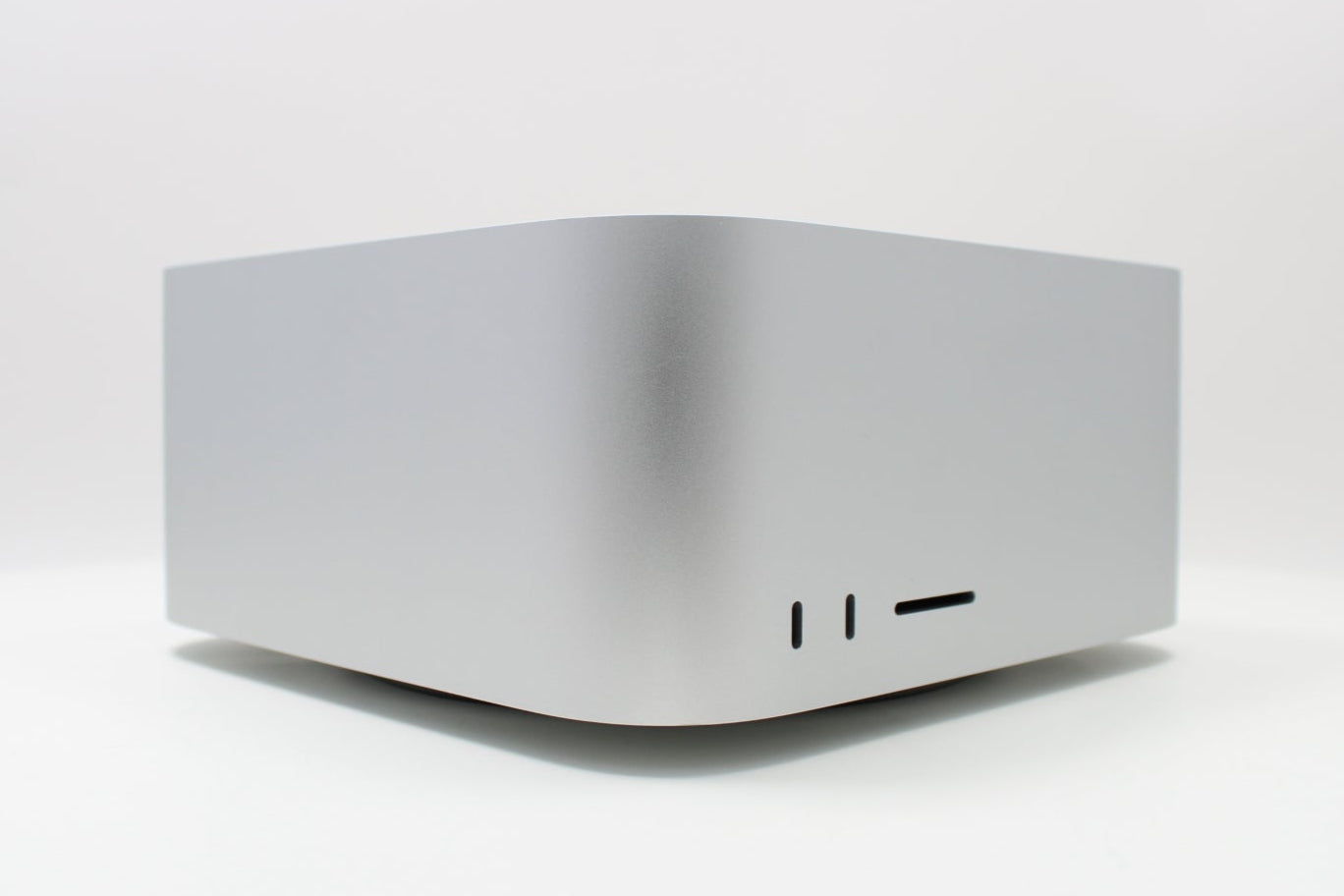 Mac Studio (2022) – Apple M1 Max 3.2GHz • 32-Core GPU – 64GB RAM 2TB SSD