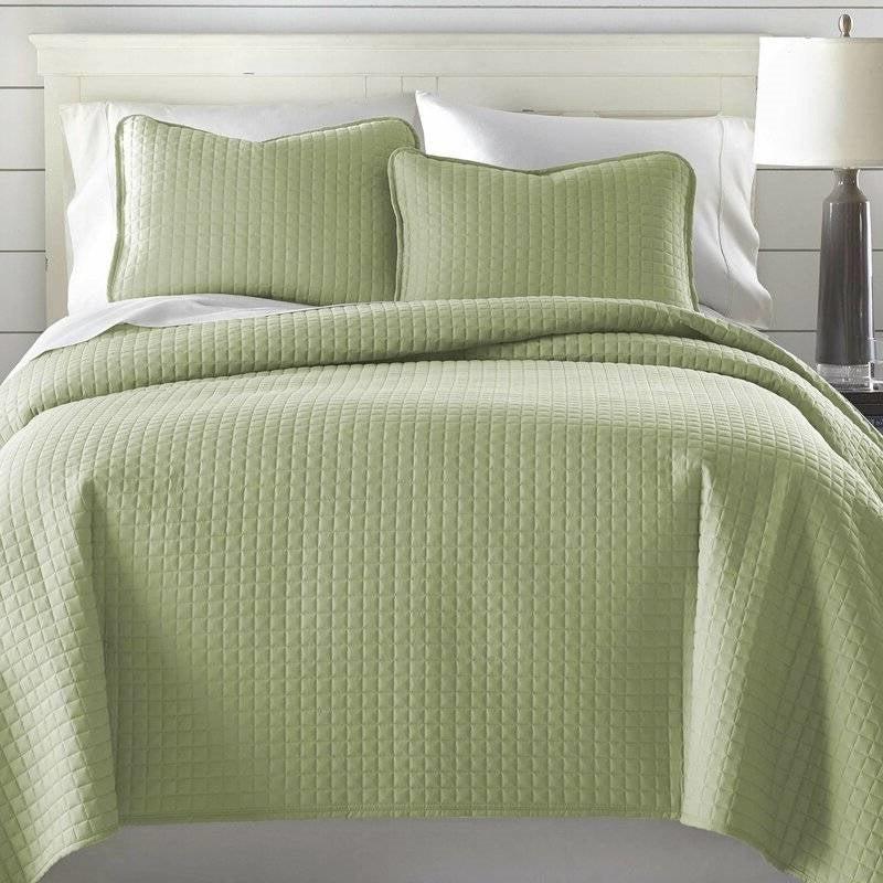 King/Cal King Lightweight Sage Ultra Soft 3-Piece Microfiber Quilt Set