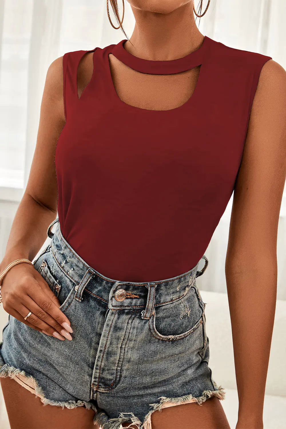 Women's Sleeveless Round Neck Top