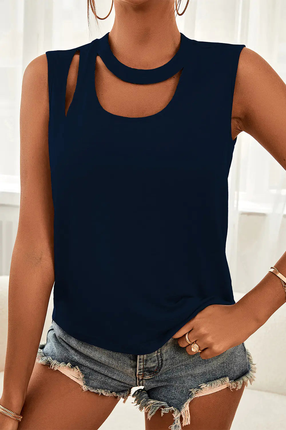 Women's Sleeveless Round Neck Top