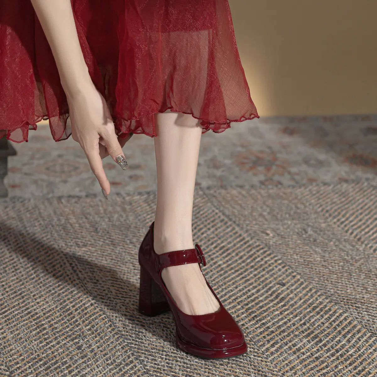 Women's Fashion Thick Heels with Hollow Round Toe